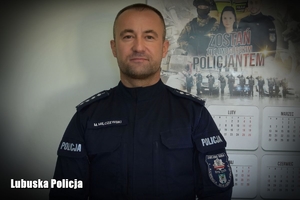 Umundurowany policjant, z stopniem: aspirant sztabowy