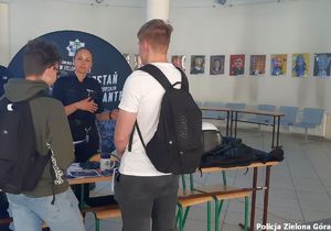 Policjantka rozmawia z studentami