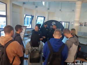 Studenci rozmawiają z policjantami