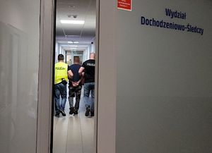 Policjanci wchodzący do Wydziału dochodzeniowo - śledczego