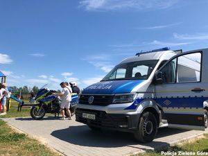 Policyjny motocykl i bus na jednej z imprez