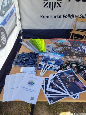 Upominki i ulotki na stoisku policji