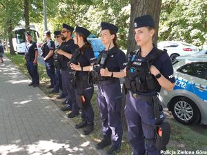 Policjanci na zabezpieczeniu meczu żużlowego