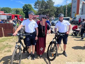 Policjanci z patrolu rowerowego na zdjęciu z kobietą