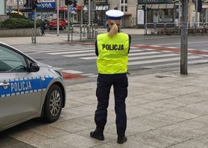 Policjantka Ruchu Drogowego przy przejściu przy galerii Grafit