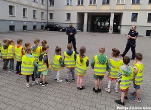 Przedszkolaki z policjantami na terenie komendy