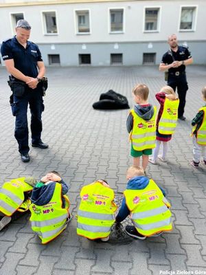 Policjanci uczą dzieci bezpiecznych zachowań podczas zabawy