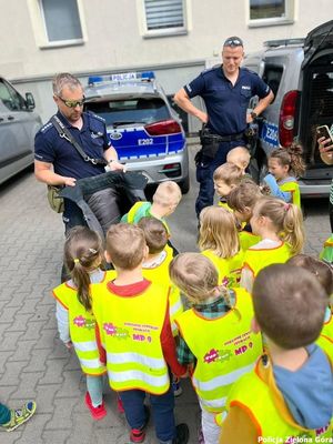 Policjanci pokazują sprzęt przewodnika psa