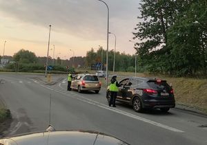 Dwie policjantki sprawdzają trzeźwość kierowców.