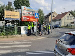 Zdjęcie przedstawiające czynności sprawdzające przez policjantów.