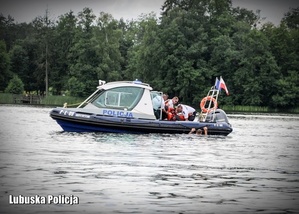 Łódka policyjna uchwycona na wodzie.