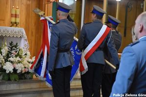 Zdjęcie Policjantów z sztandarem.