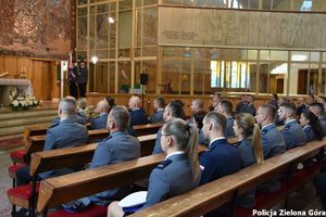 Zdjęcie Policjantów w kościele.