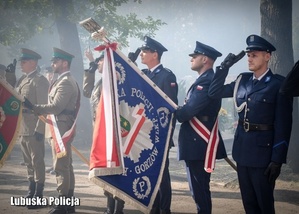 Zdjęcie funkcjonariuszy policji podczas hołdu.