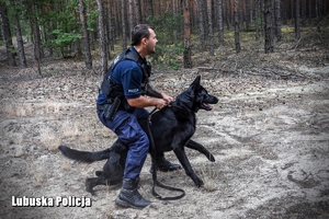 Policjant z psem policyjnym.