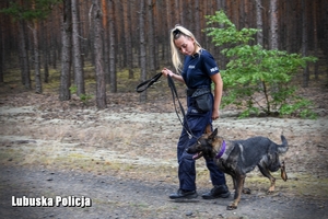 Policjantka z psem policyjnym.