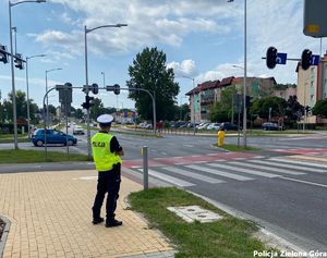 Policjant przy jednej z głównych dróg w Zielonej Górze.