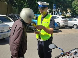 Policjant badający trzeźwość kierowcy motocykla.