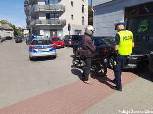 Policjant przeprowadza rutynową kontrolę trzeźwości.