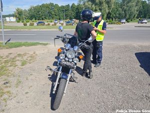 Policjant legitymujący kierowcę motocykla.