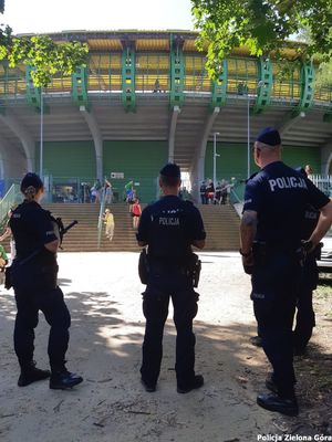 Trójka policjantów pilnująca porządku na zielonogórskim stadionie żużlowym.