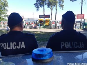 Dwójka policjantów pilnuje wejścia na stadion żużlowy.