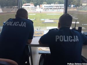 Dwójka policjantów ogląda żużel.