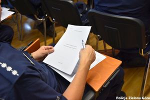 Policjant trzyma w dłoni test