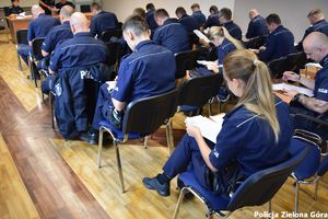 Grupa policjantów którzy rozwiązują test.