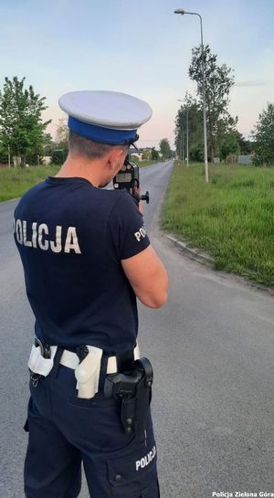 Policjant mierzący prędkość nadjeżdżających samochodów.