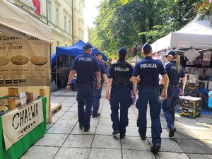 Grupa polsko-niemieckich policjantów patroluje ulice winobrania.