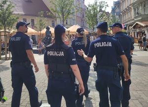 Policjanci patrolują teren winobrania.