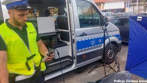 Policjant sprawdza głośność motocykla.