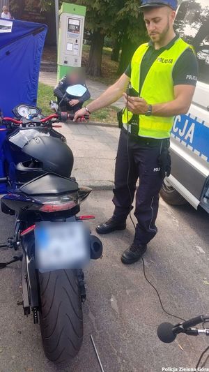 Policjant bada głośność motocykla.