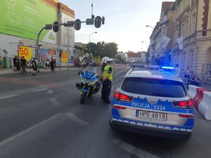 Policjanci patrolujący jedną z głównych zielonogórskich ulic.