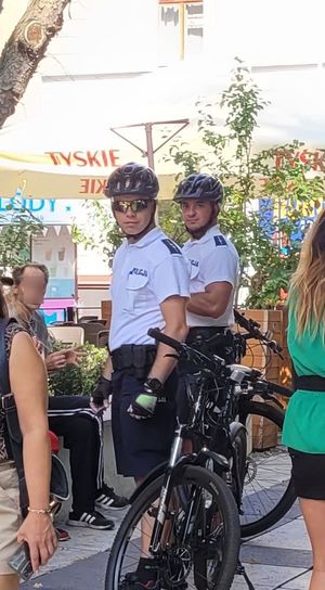 Dwójka policjantów na rowerach.