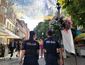 Dwójka policjantów patrolująca teren winobrania.