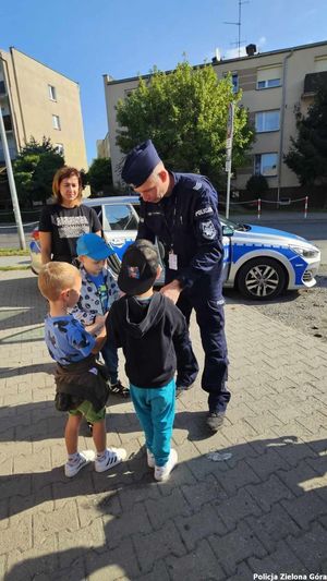 Policjant tłumaczy przedszkolakom jak zachować bezpieczeństwo.