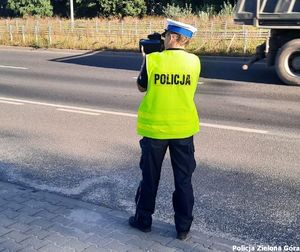 Policjantka mierzy prędkość nadjeżdżających samochodów.