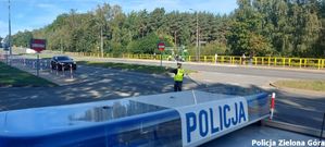 Zdjęcie policjantki z dachu policyjnego radiowozu.