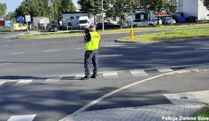 Policjant mierzący prędkość nadjeżdżających samochodów.