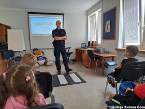 Policjant opowiada przedszkolakom o bezpiecznym zachowaniu.