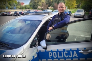 Zdjęcie policjanta który ruszył na pomoc