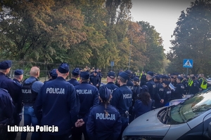 Policjanci ustalają zakres działań na terenie osiedla