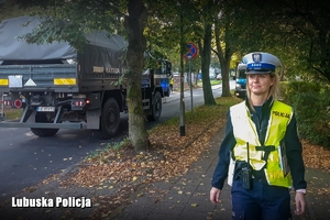 Policjantka Ruchu Drogowego zabezpiecza zagrożony rejon