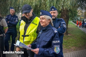 Policjanci ustalają teren działań