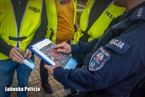 Policjanci ustalają teren ewakuacji