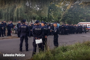 Odprawa policjantów na terenie osiedla