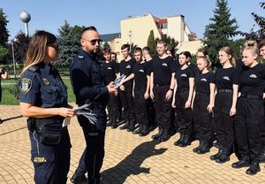 Policjant i funkcjonariuszka straży miejskiej rozdają ulotki zostań zielonogórskim policjantem