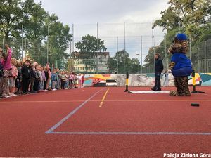 Policjantka Ruchu Drogowego i Tygrys Lupo rozmawiają z dziećmi